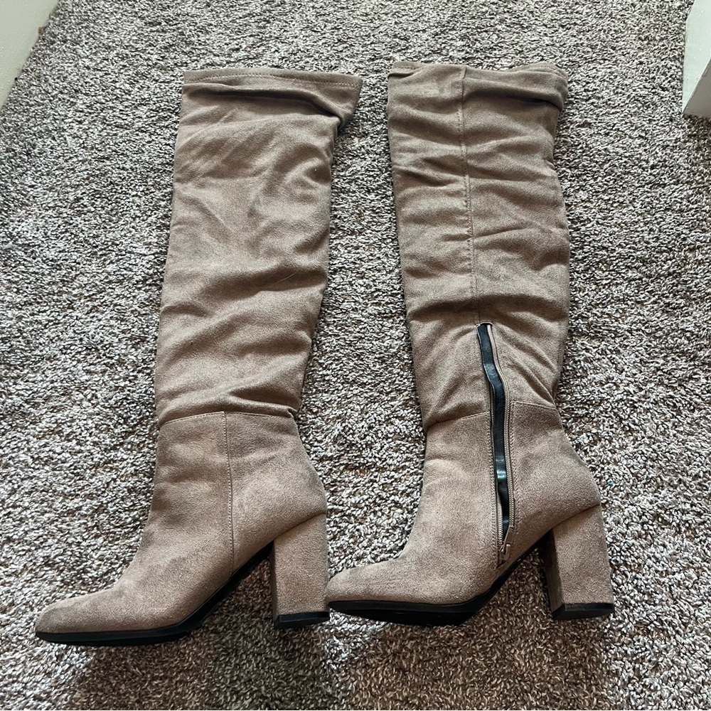 Knee high boots that have only been worn twice!